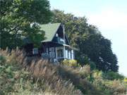 Blick ber das Meer: Wohnhaus auf der Steilkste von Stubbenfelde.