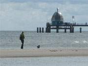 Blick in Richtung des Ostseebades Zinnowitz: Seebrcke und Tauchgondel.