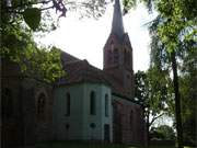 Tiefstehende Sonne: Der Kirchhof und die Dorfkirche von Krummin im Hinterland der Insel Usedom.