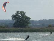 Wassersport auf der Insel Usedom: Kiter auf dem Achterwasser zwischen ckeritz und Stagnie.