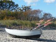 Die Insel Usedom im Herbst: Fischerboot auf dem Ostseestrand von Koserow.
