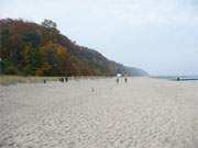 Herbstliches Vergnügen: Strandspaziergang an der Ostseeküste der Insel Usedom.