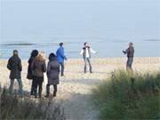 Strandleben im November: Ballspiel auf dem Ostseestrand von Zinnowitz auf Usedom.