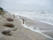 Schmaler Strand: Der Sturm aus Norden schickt die Wellen auf den Ostseestrand.