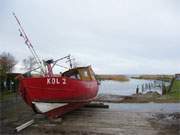 In Sicherheit gebracht: Fischerboot am Achterwasserhafen des Seebades Loddin.