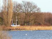 In der Abendsonne: Achterwasserhafen von Ltten Ort an der Rieck.