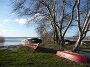 Nicht ganz auf dem Trocknen: Boote am Hafen von Kamminke.