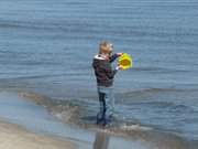 Ideales Osterwetter auf der Insel Usedom: Mit den Gummistiefeln in die Ostsee.