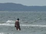Mutig: Einer der ersten Badegste am Ostseestrand der Insel Usedom.