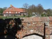 Blick ber die Kirchmauer: Der Gutshof zu Mellenthin auf Usedom.