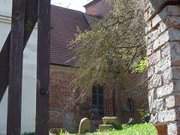 Blick in den Kirchhof: Die Kirche von Mellenthin im Hinterland der Insel Usedom.