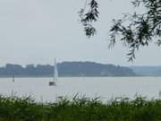 Segelboot auf dem Achterwasser: Blick vom Ostseebad Zinnowitz.