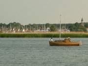 Segelboot auf dem Peenestrom: Im Hintergrund die Marina Kröslin.