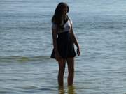 Kühlen Fuß bewahren: Mädchen im Ostseewasser am Zinnowitzer Strand.