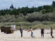 Ballspiel auf dem Sandstrand des Ostseebades Zinnowitz.