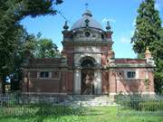 Ungewhnlich fr einen Dorffriedhof: Mausoleum in Mnchow.