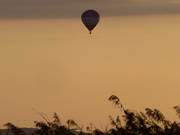 Ein Heiluftballon schwebt vor der Usedomer Achterwasserkste.