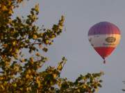 In der Abendsonne beginnt der Ballon seine Fahrt ber das Loddiner Hft.
