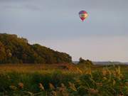 Der Hftberg bei Loddin wird berflogen: Fahrt mit einem Heiluftballon.
