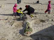 Phantasievolle Sandskulpturen: Drachen aus Strandsand.