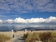 Himmel, Wolken und Meer: Ostseestrand von Klpinsee.