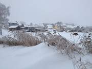 Erderwärmt: Bereits Mitte Dezember hohe Schneewehen am Hafen Loddin.