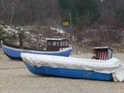 Strandkorb zwischen Fischerbooten: Winterurlaub auf Usedom.