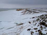 Eisschollen schieben sich auf den Deich: Achterwasser bei Loddin.