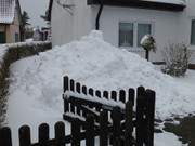 Einfahrt geschlossen: Schneeberg in einem Hof in Loddin.