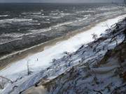 Wellen an Land und auf dem Meer: Schneewehen auf der Steilkste.