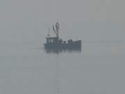 Ohne Horizont: Fischerboot auf dem Achterwasser nahe Ltow.