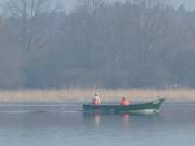 Spiegelungen: Fischer fahren von Ltow aus auf das Achterwasser.