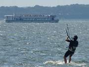 Wassersport auf Usedom: Kiter auf dem Achterwasser bei ckeritz.