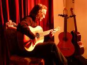 Paco Liana ist ein Virtuose an der Flamenco-Gitarre.