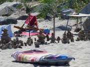 Urlaub auf schwedisch: "Trollstenen" auf dem Strand von Stubbenfelde.