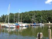 Achterwasserhafen Stagnie: Segelboote in der Sonne.