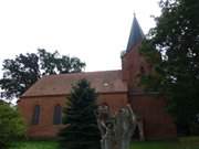 Regenwetter über der Insel Usedom: Dorfkirche von Stolpe.