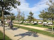 Küstenradweg der Insel Usedom: Radfahrer auf der Bansiner Promenade.