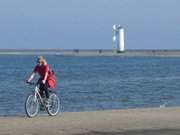 Radfahren am Ostseestrand: Swinemünde auf der Insel Usedom.