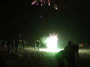 Das neue Jahr begren: Feuerwerk am Strand von Klpinsee.