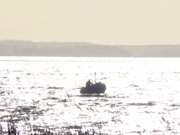 Im Sonnenlicht: Fischerboot auf dem Achterwasser bei Koserow.