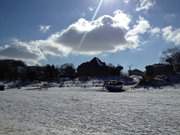 Urlaub im Winter: Verschneiter Ostseestrand von Bansin auf Usedom.