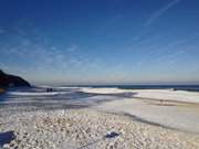 Die Ostsee gefriert: Strand von Kölpinsee in Richtung Koserow.