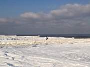 Fotograf auf der gefrorenen Ostsee: Urlaub auf Usedom im Winter.