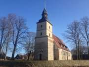 Keine Kastanien mehr: Die Dorfkirche von Benz ist etwas verkahlt.