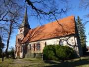 Kraftvolles Gebude: Romanische Dorfkirche von Mellenthin im Hinterland.