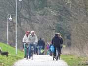 Radfahrer am Klpinsee: Der Kstenradweg von Usedom.