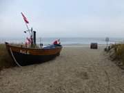 Ende der Strandstrae von Klpinsee: Fischerboot am Strand.