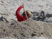 Buddeln im weien Sand: Kind "im" Ostseestrand nahe Bansin.