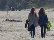 Wanderung ber den Ostseestrand: Mdchen am Strand von Bansin.